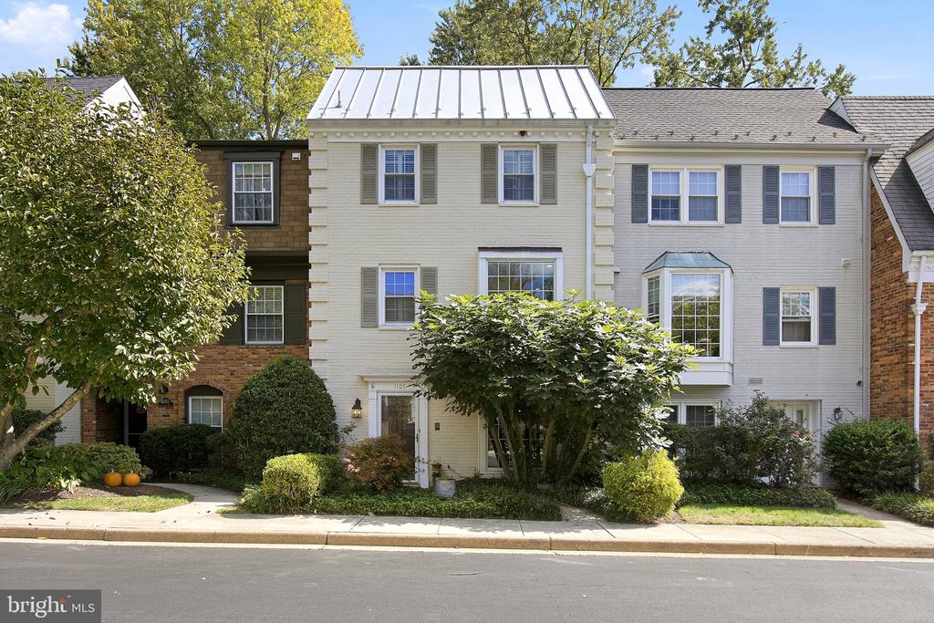 1107 WIMBLEDON DRIVE
