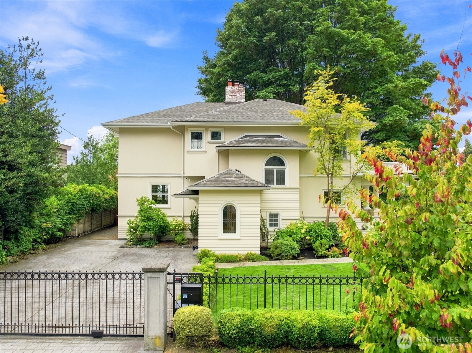 1111 Bellevue Place E