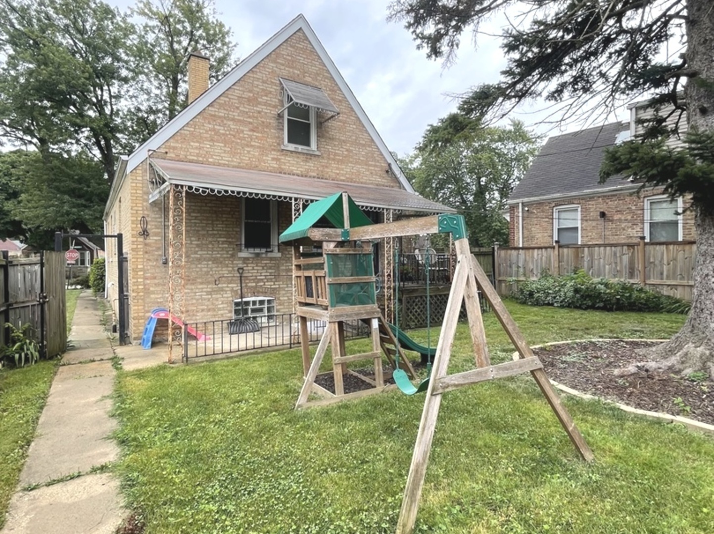 8514 S Francisco Avenue