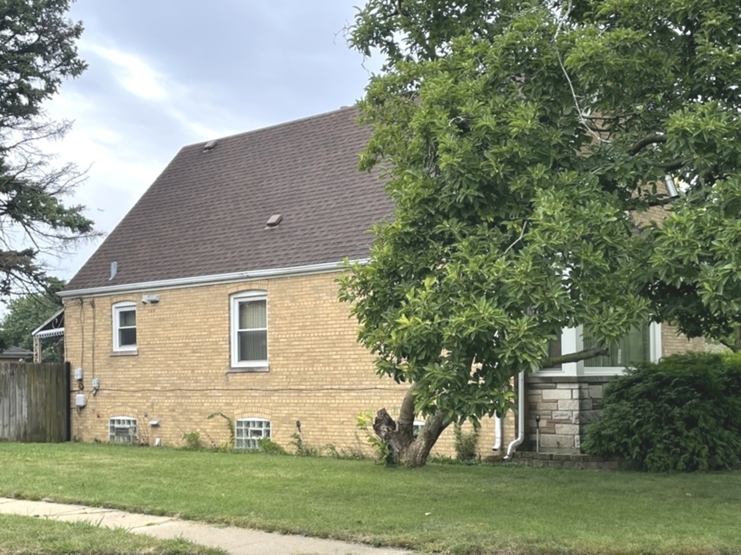 8514 S Francisco Avenue