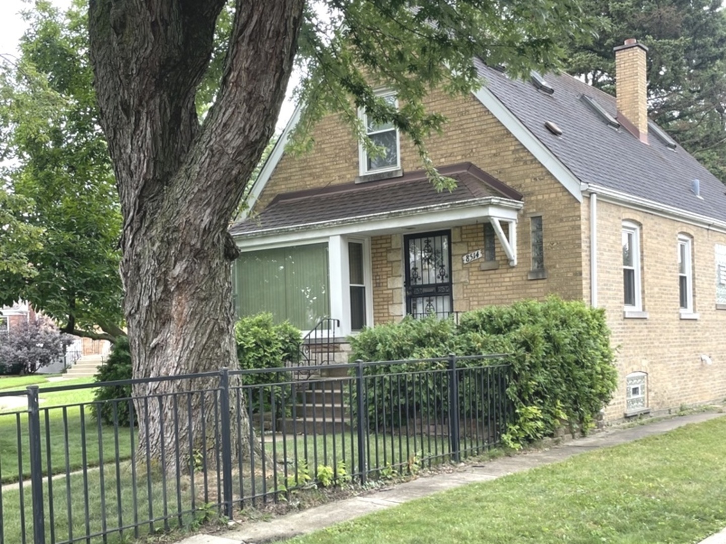 8514 S Francisco Avenue