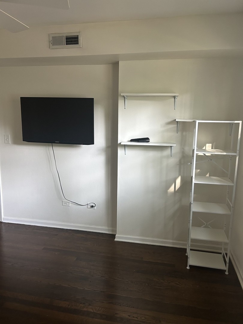 1538 W Chase Avenue Unit: 2S