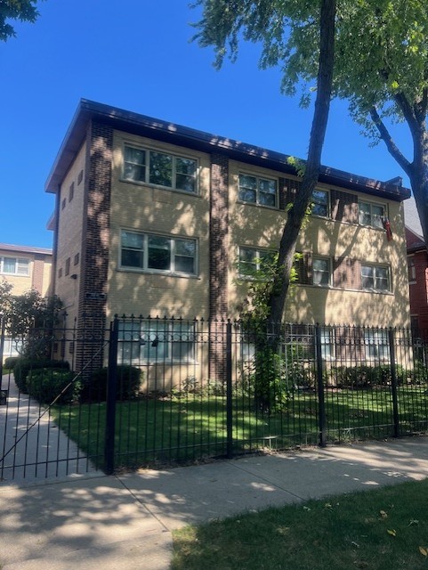 1538 W Chase Avenue Unit: 2S