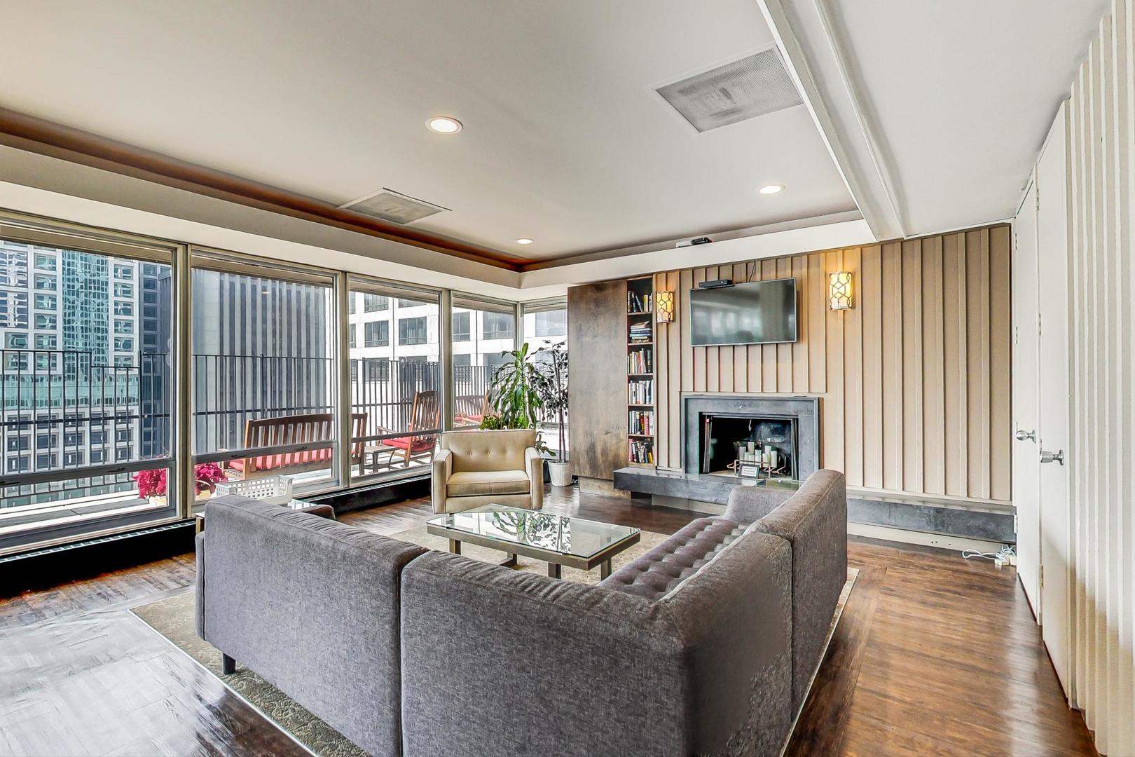 201 E Chestnut Street Unit: 19F