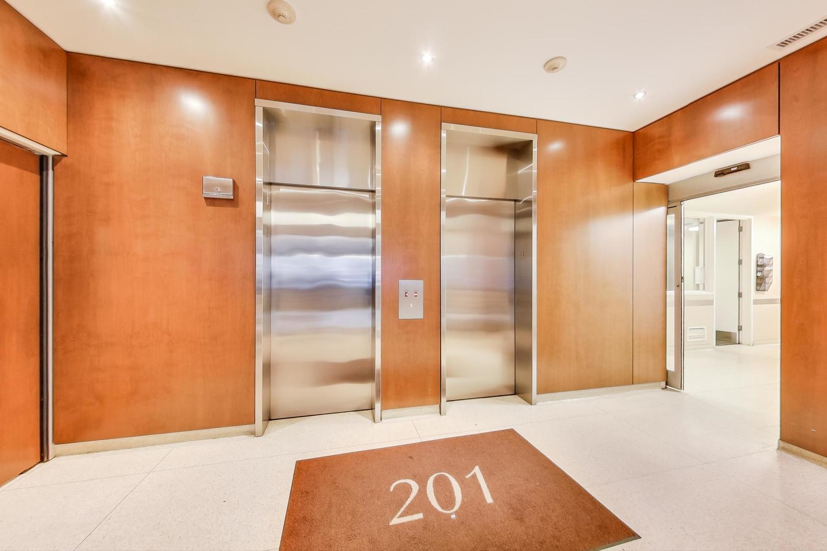 201 E Chestnut Street Unit: 19F