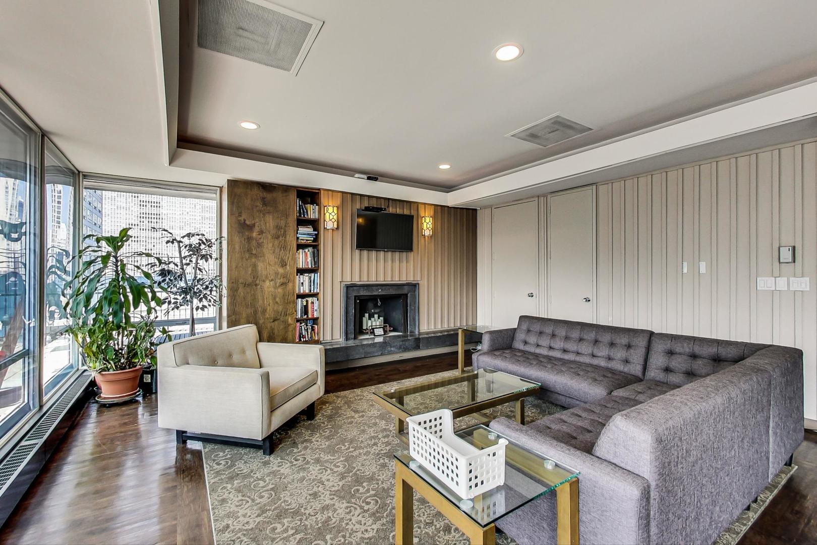 201 E Chestnut Street Unit: 19F