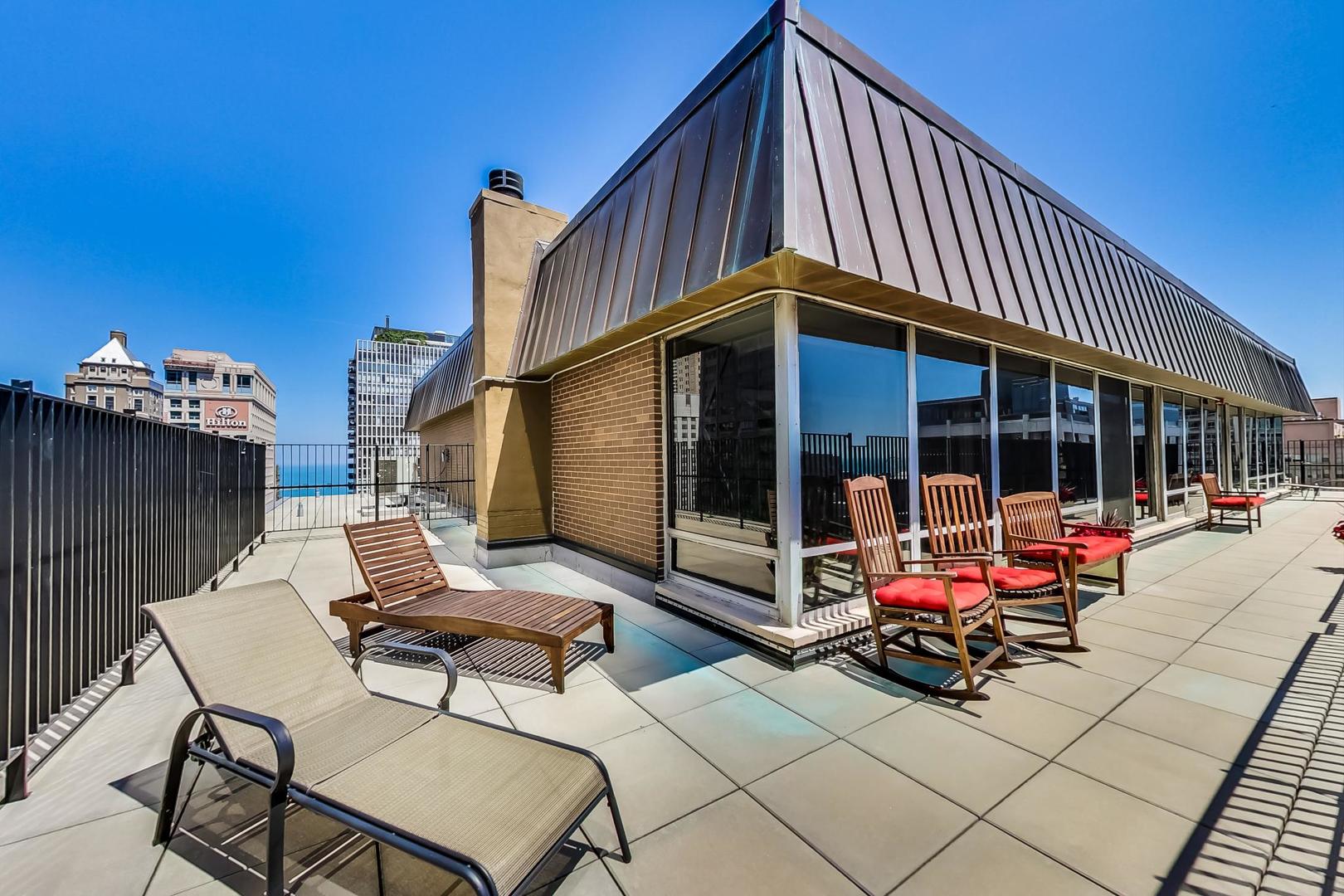 201 E Chestnut Street Unit: 19F