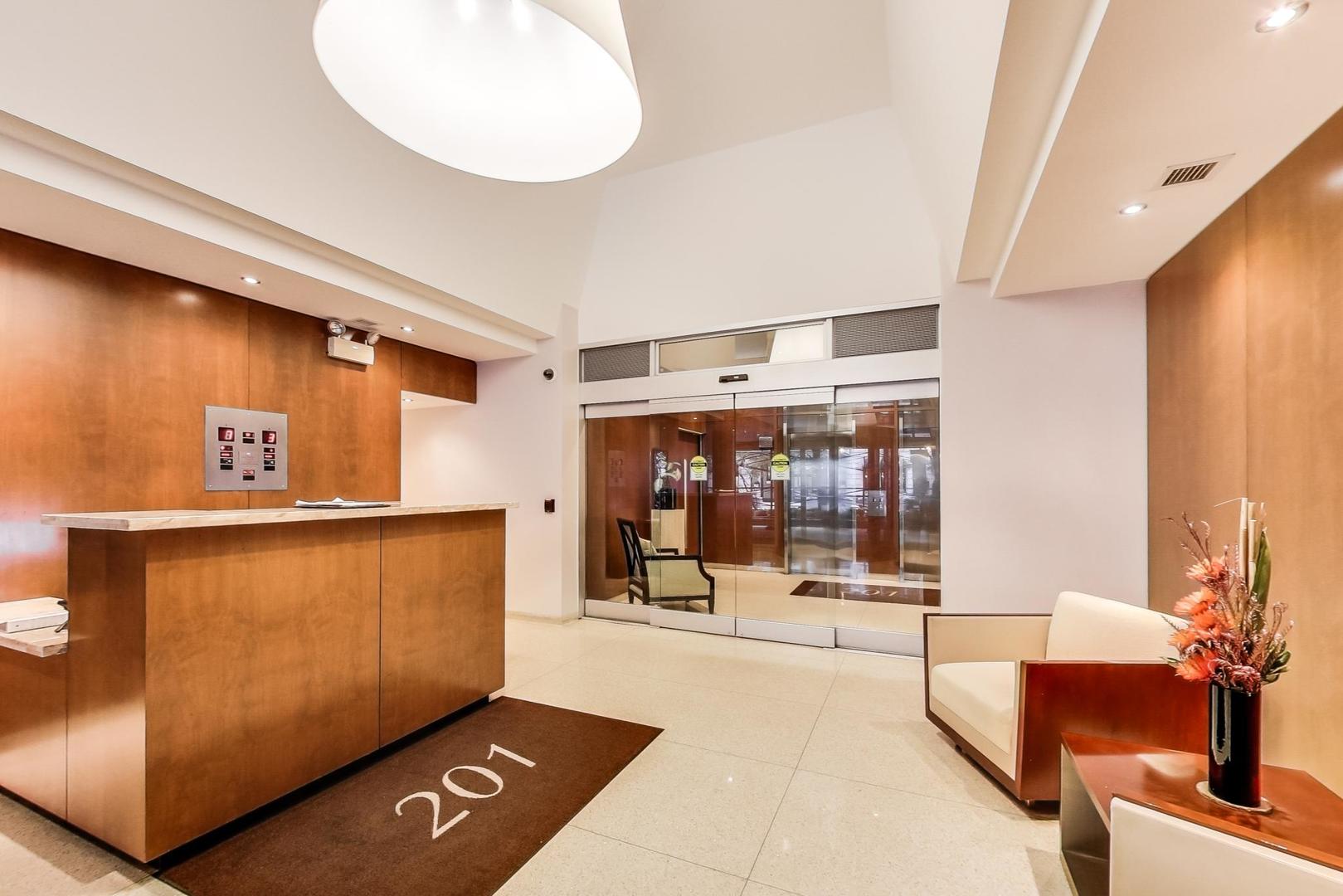 201 E Chestnut Street Unit: 19F