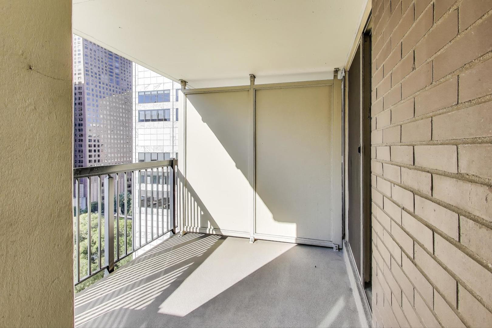 201 E Chestnut Street Unit: 19F