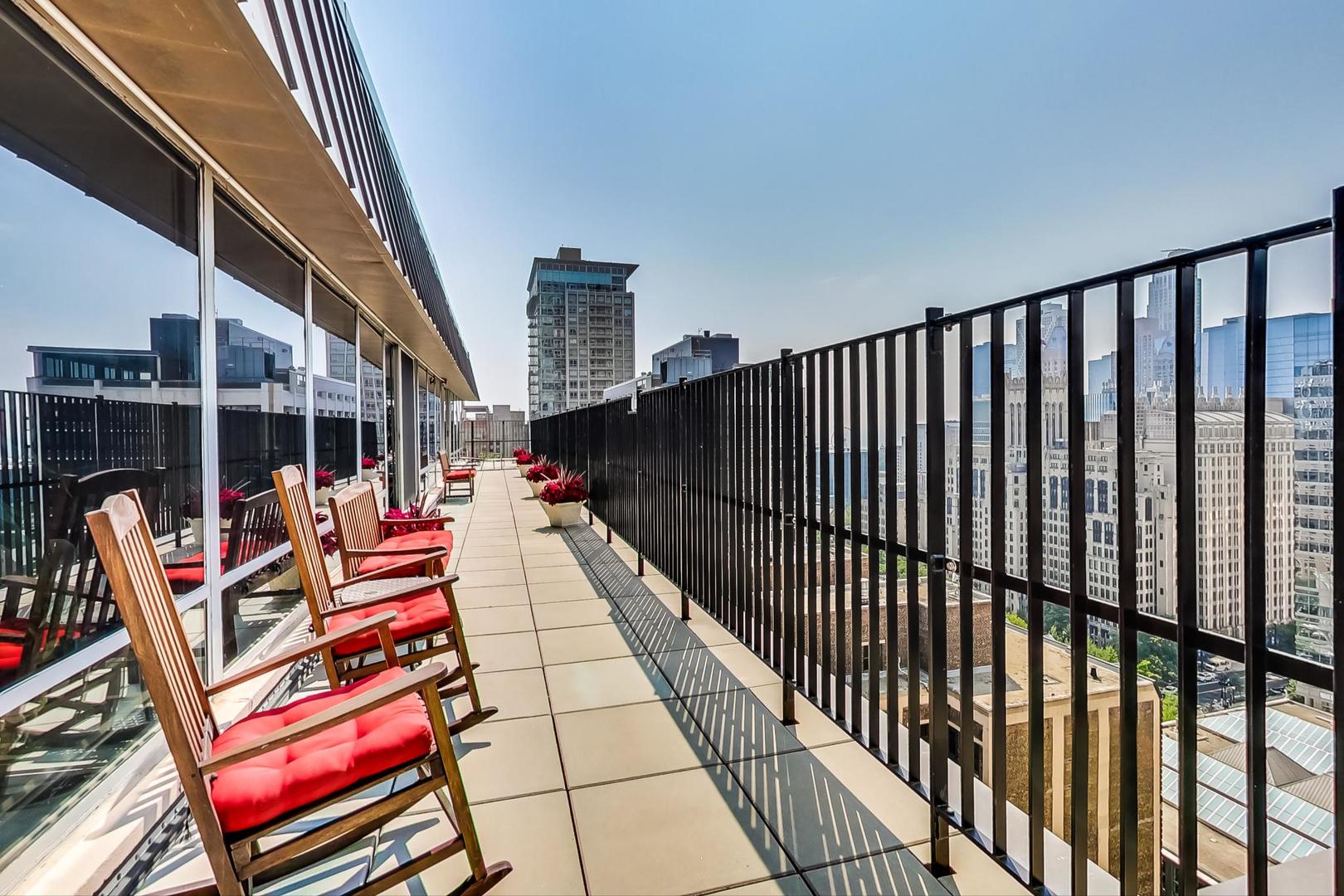 201 E Chestnut Street Unit: 19F