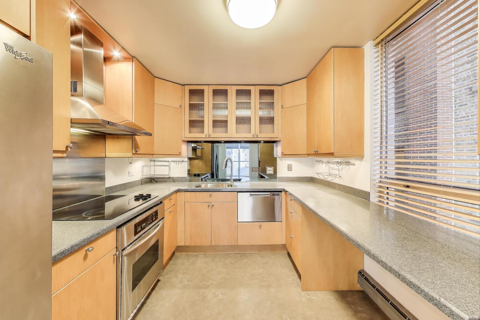 201 E Chestnut Street Unit: 19F