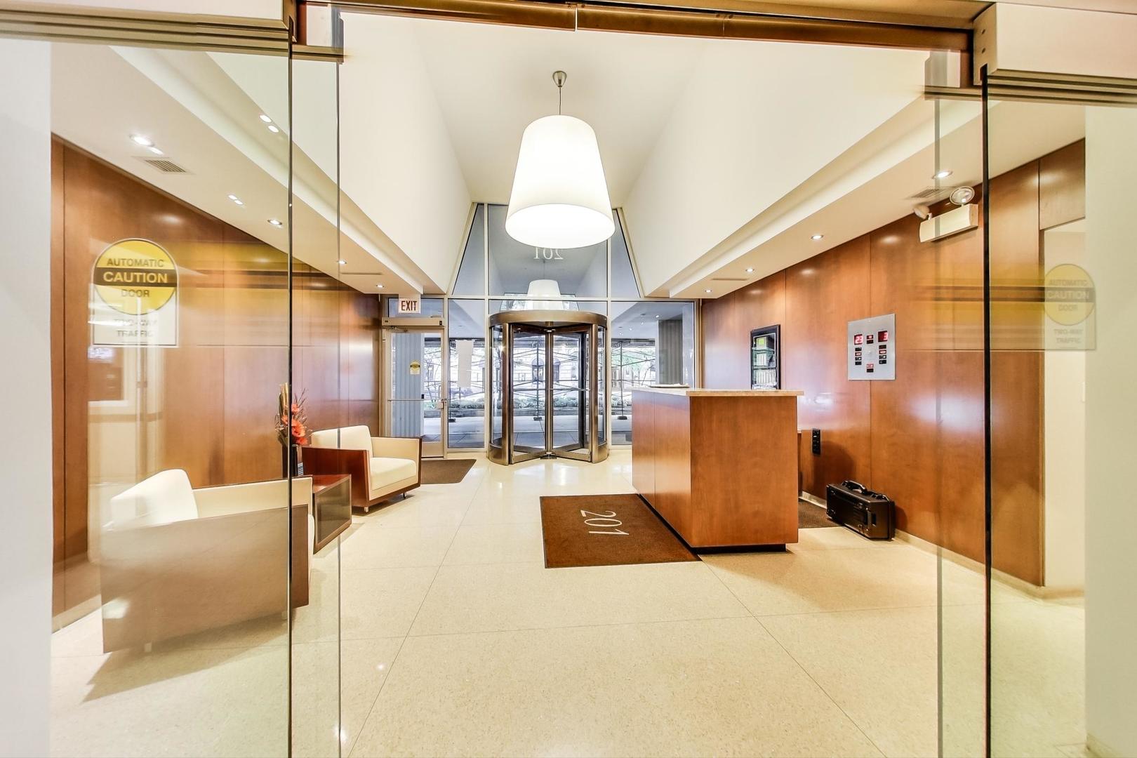 201 E Chestnut Street Unit: 19F