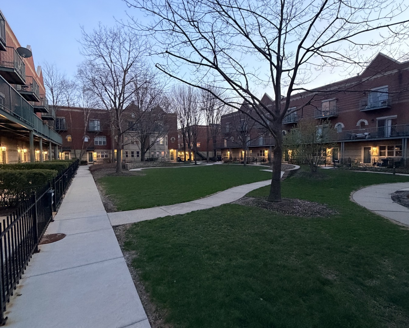 4530 S Woodlawn Avenue Unit: 1004