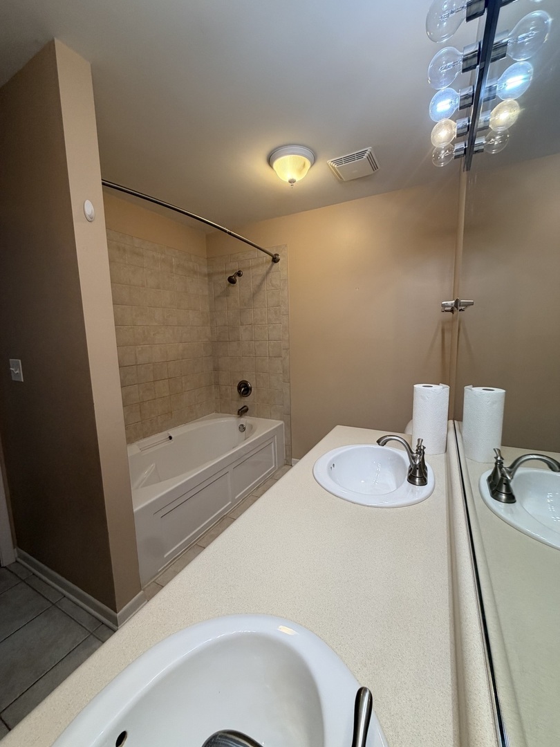 4530 S Woodlawn Avenue Unit: 1004