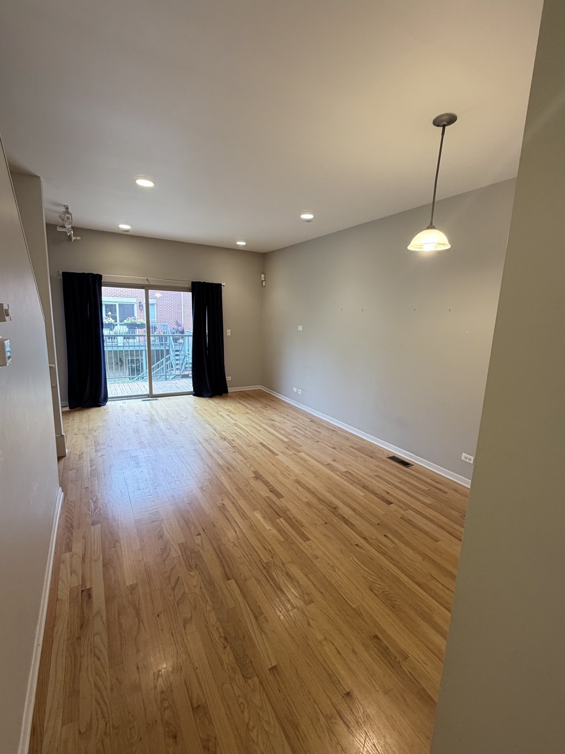 4530 S Woodlawn Avenue Unit: 1004