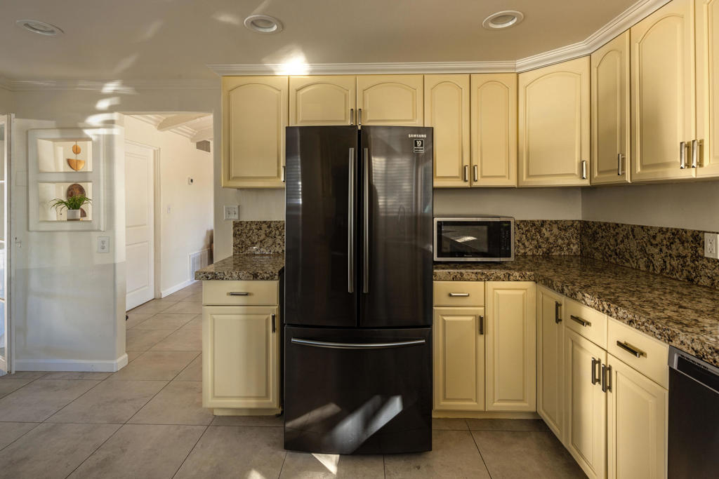 527 N N Paseo De Anza