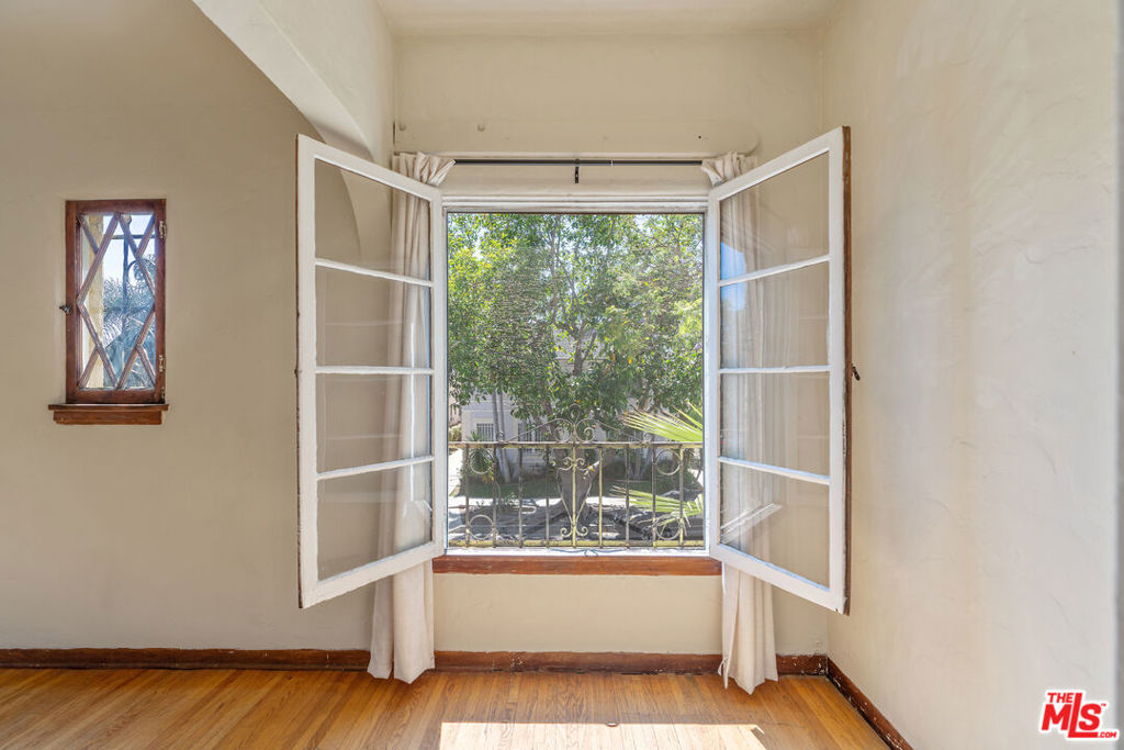 458 N Genesee Avenue