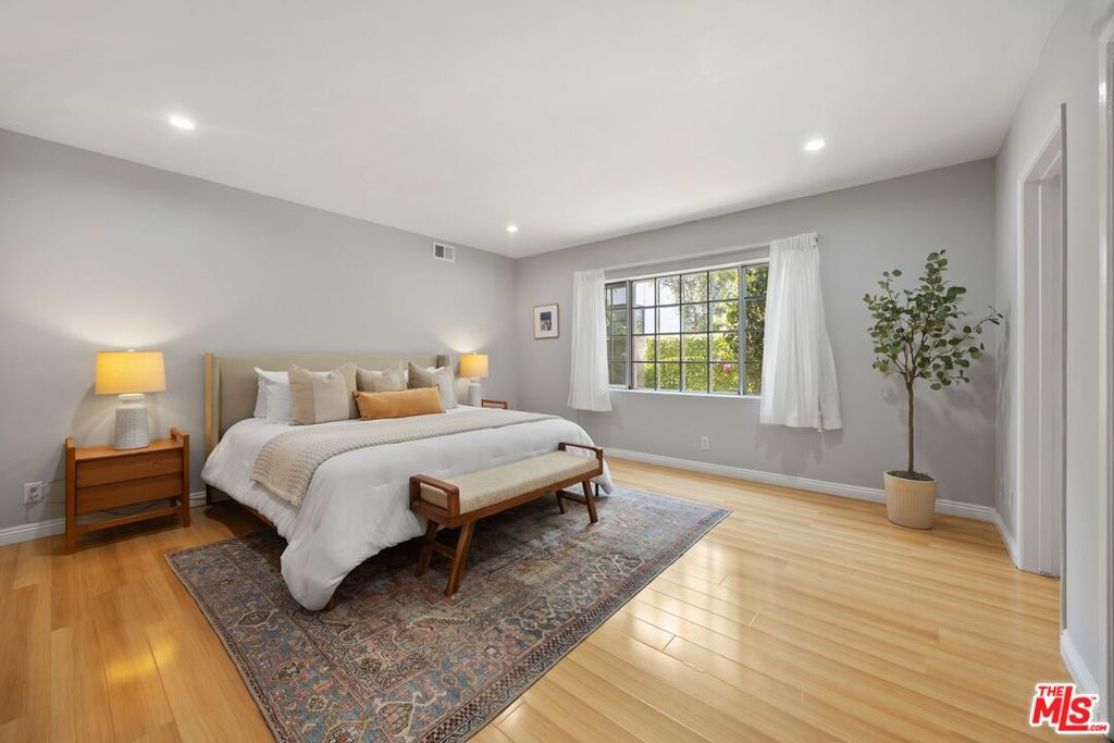 837 S Windsor Boulevard 3