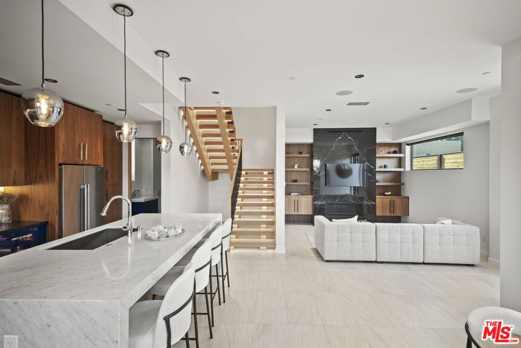 212 Bay Street 101