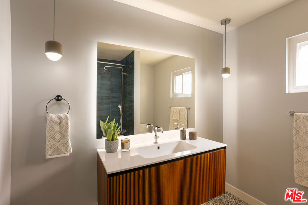 1337 E Palmer Avenue