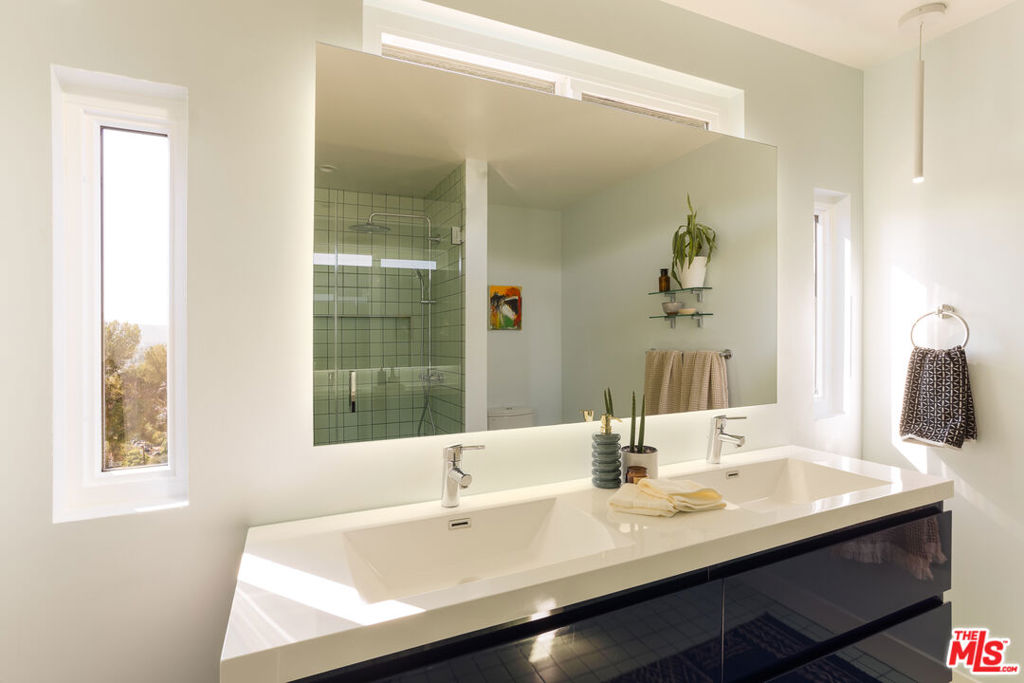 1337 E Palmer Avenue