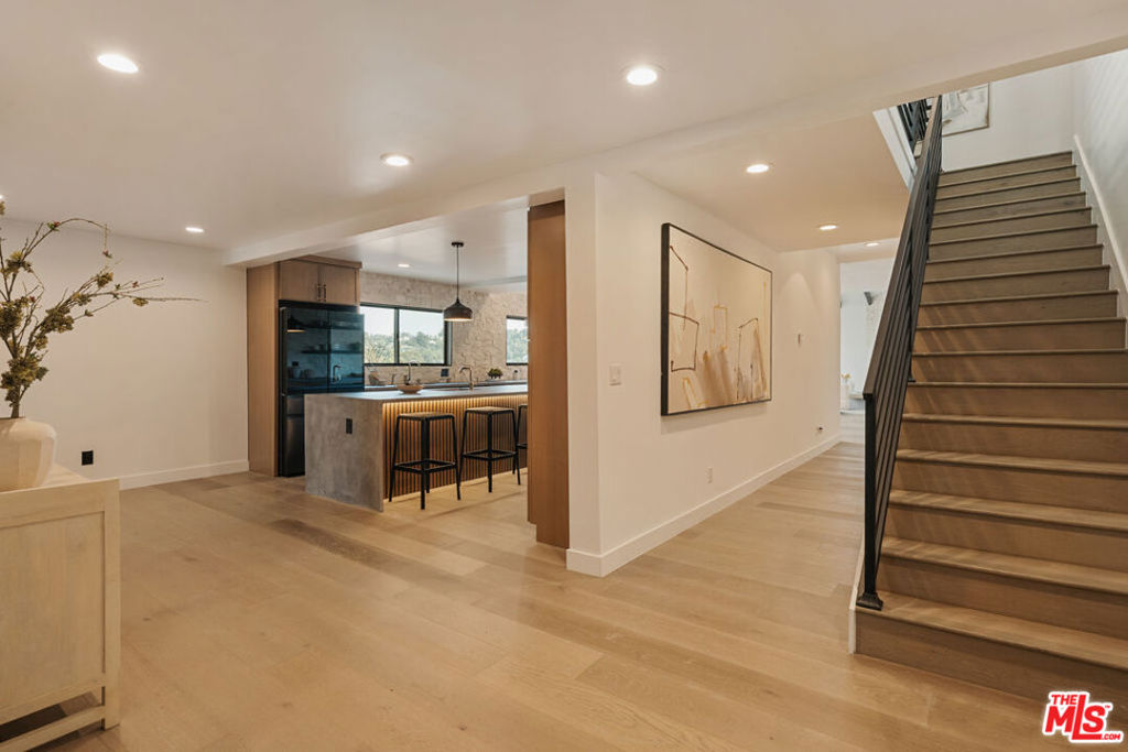2474 Silver Ridge Avenue
