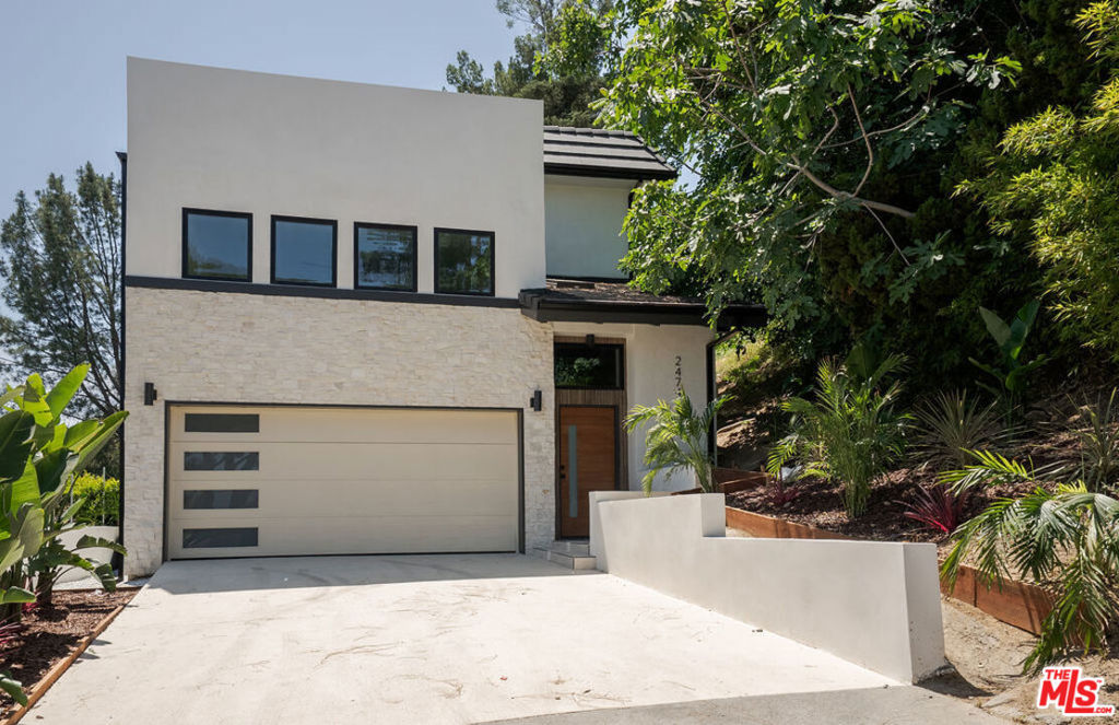 2474 Silver Ridge Avenue