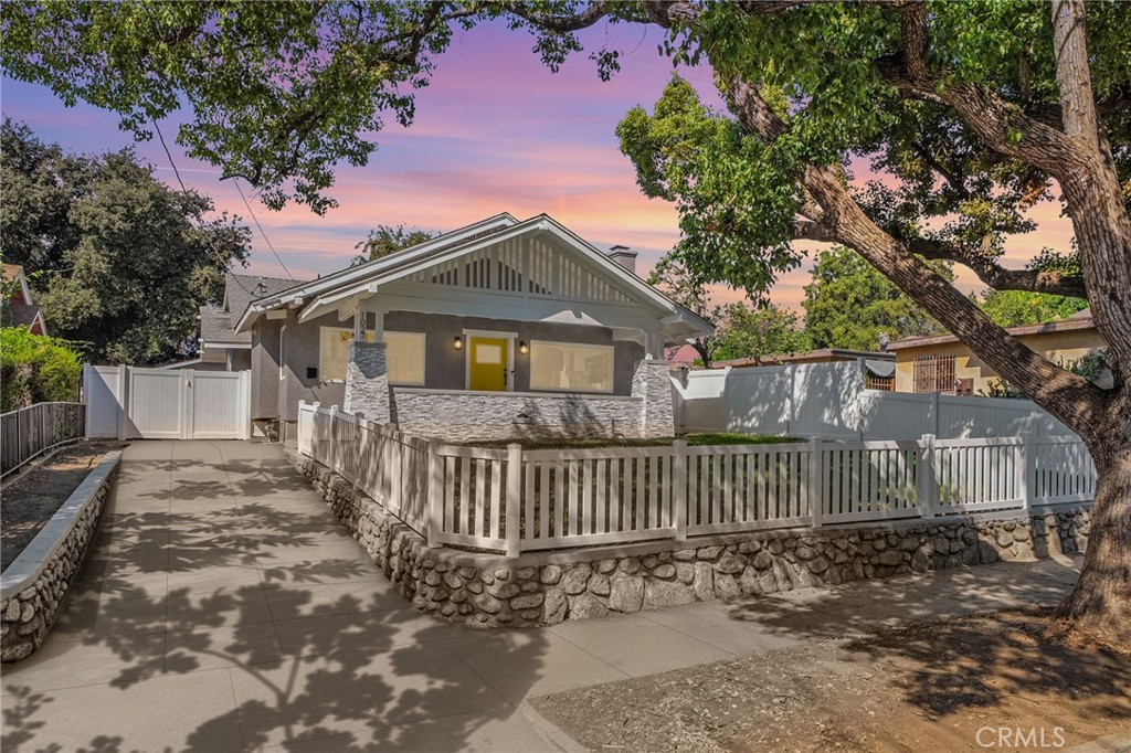 1027 N Summit Avenue