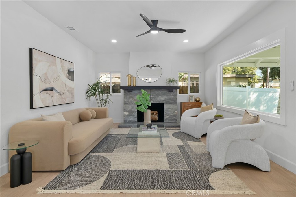 1027 N Summit Avenue