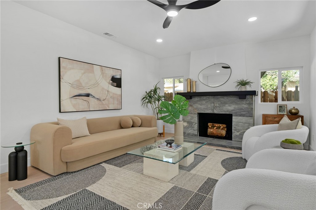 1027 N Summit Avenue