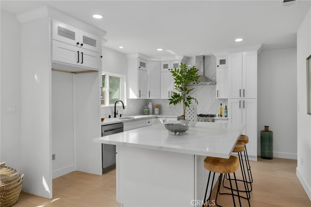 1027 N Summit Avenue