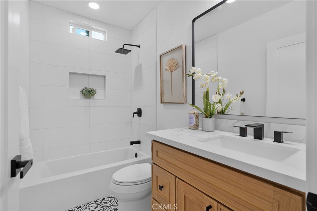 1027 N Summit Avenue