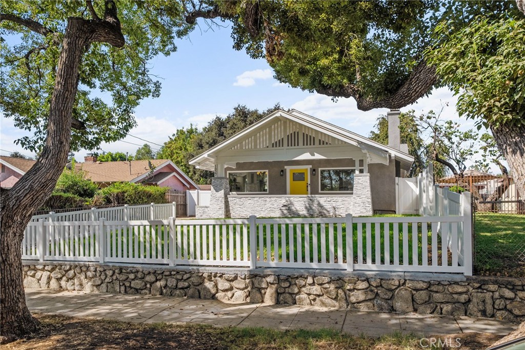 1027 N Summit Avenue