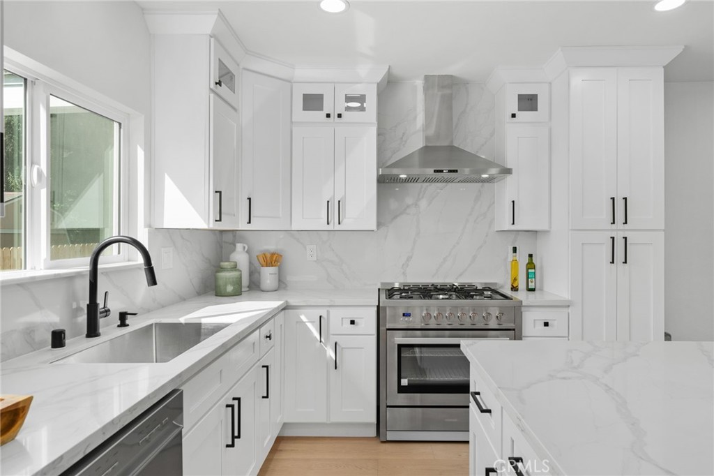 1027 N Summit Avenue