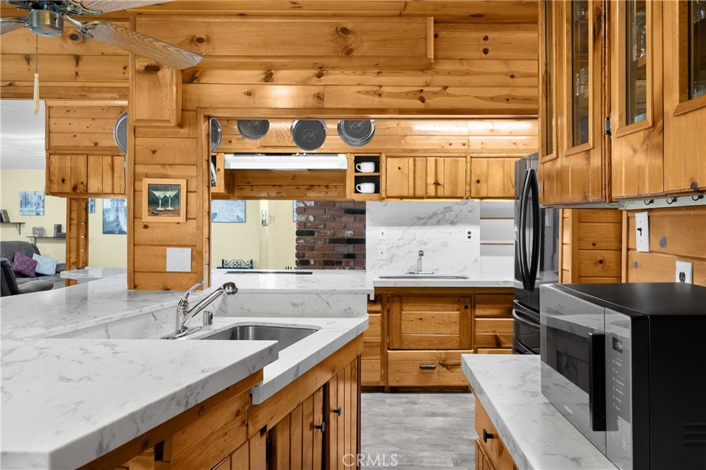 1005 E Woodland Lane