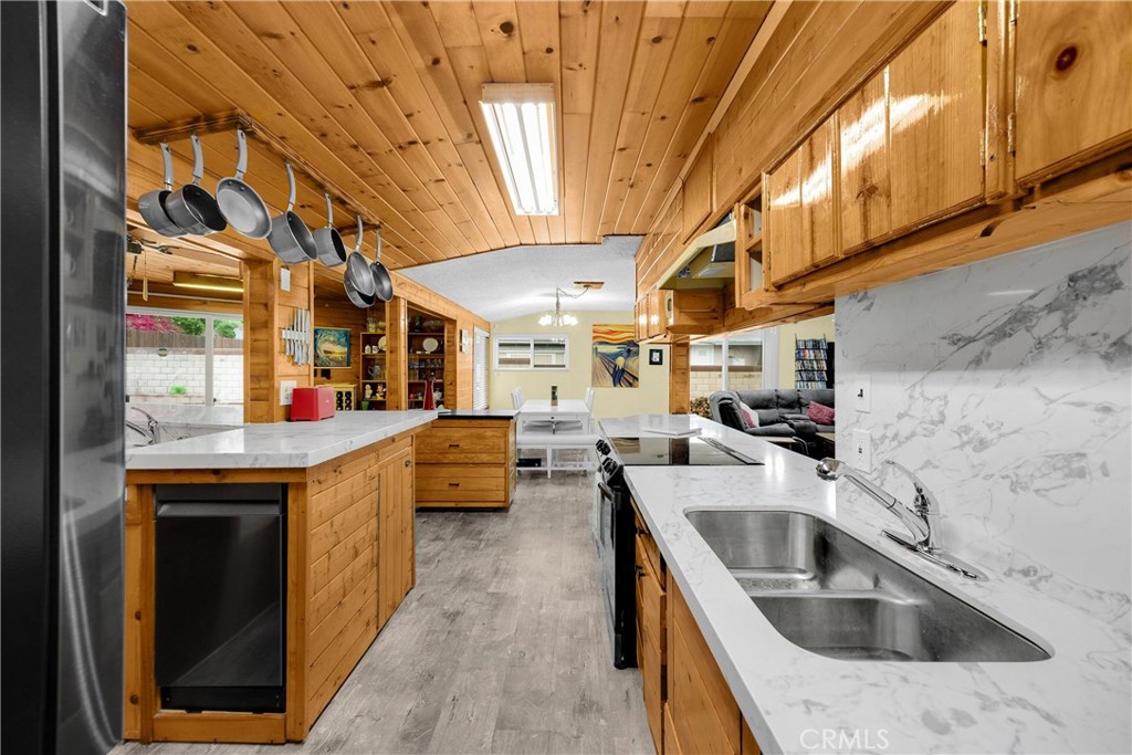 1005 E Woodland Lane