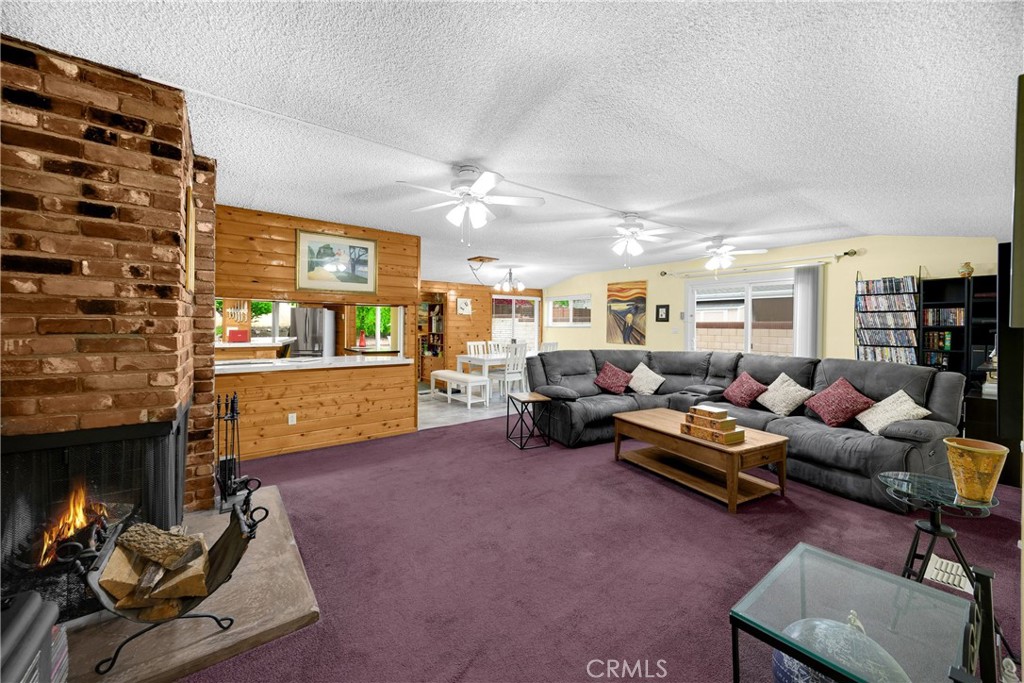 1005 E Woodland Lane