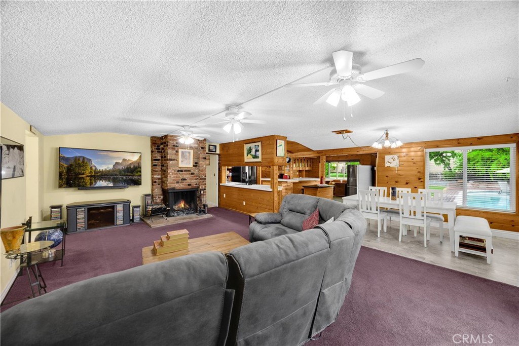 1005 E Woodland Lane