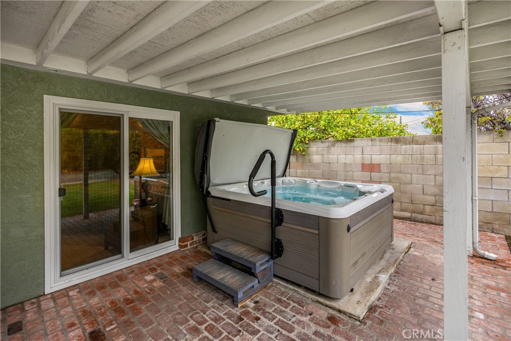 1005 E Woodland Lane