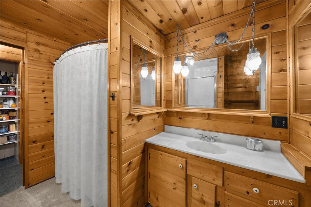 1005 E Woodland Lane