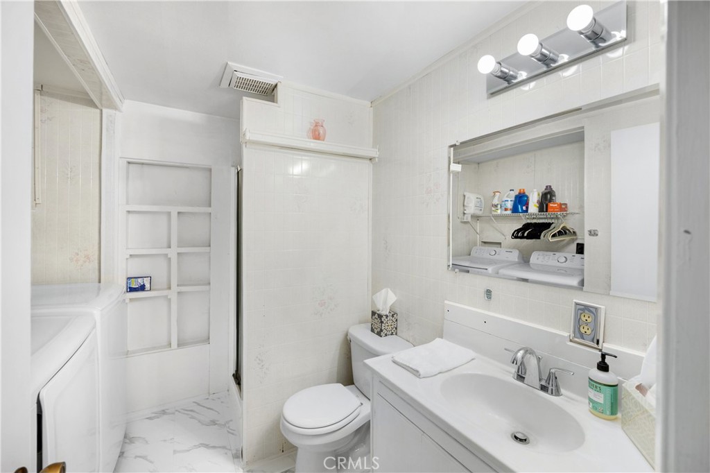 1005 E Woodland Lane