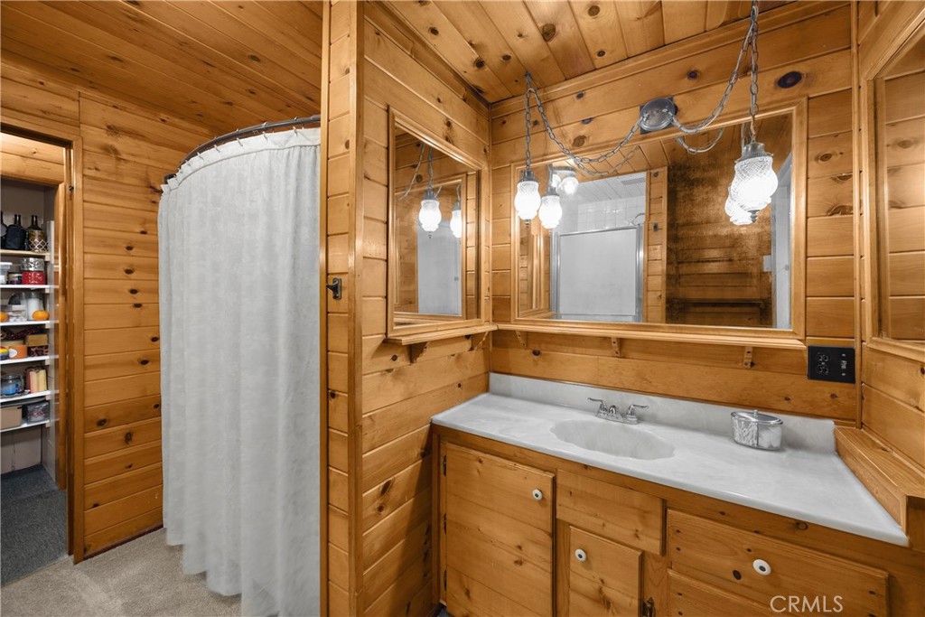 1005 E Woodland Lane