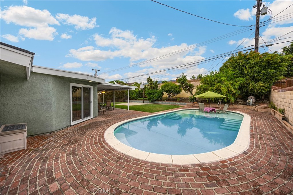 1005 E Woodland Lane