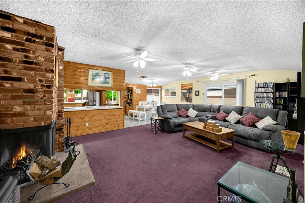 1005 E Woodland Lane