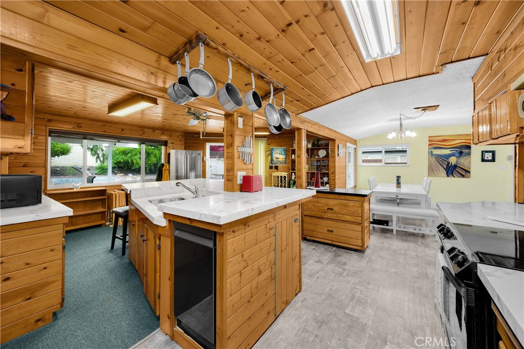 1005 E Woodland Lane