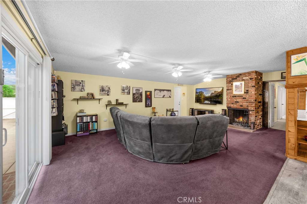 1005 E Woodland Lane