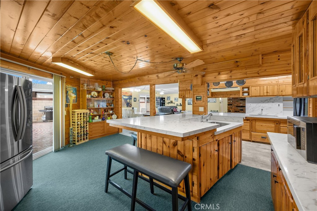 1005 E Woodland Lane