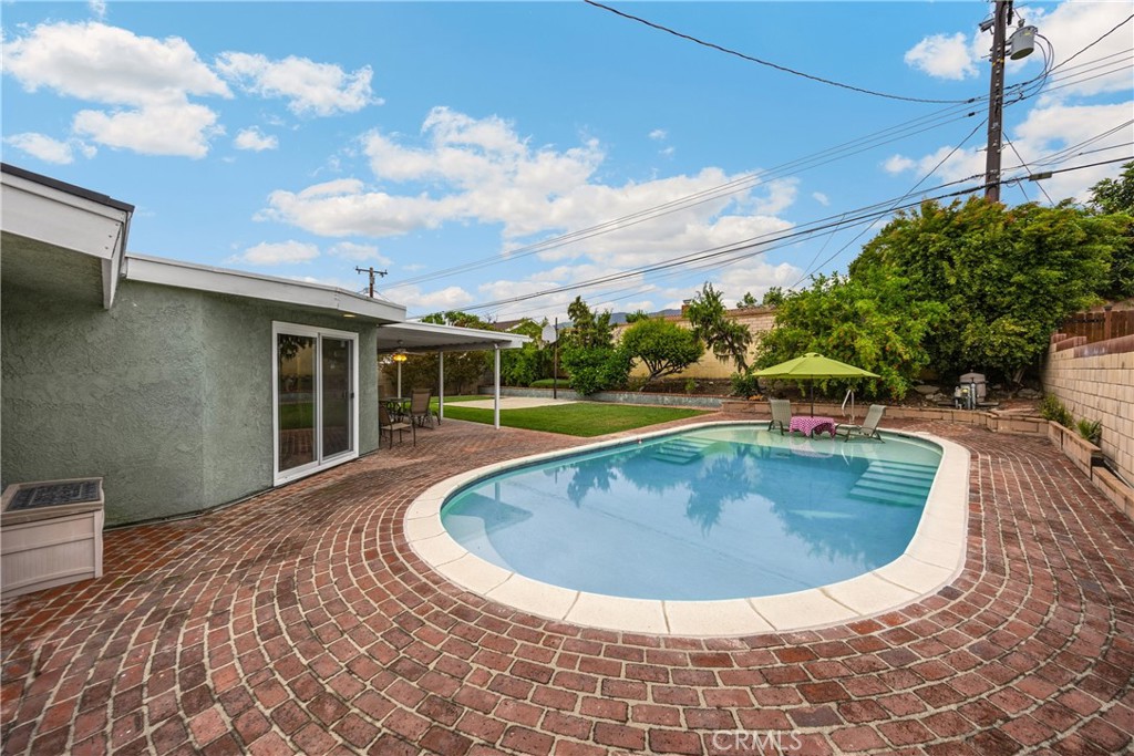 1005 E Woodland Lane