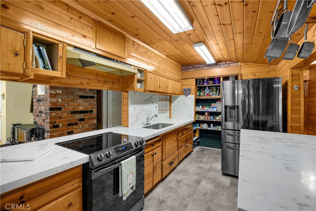 1005 E Woodland Lane