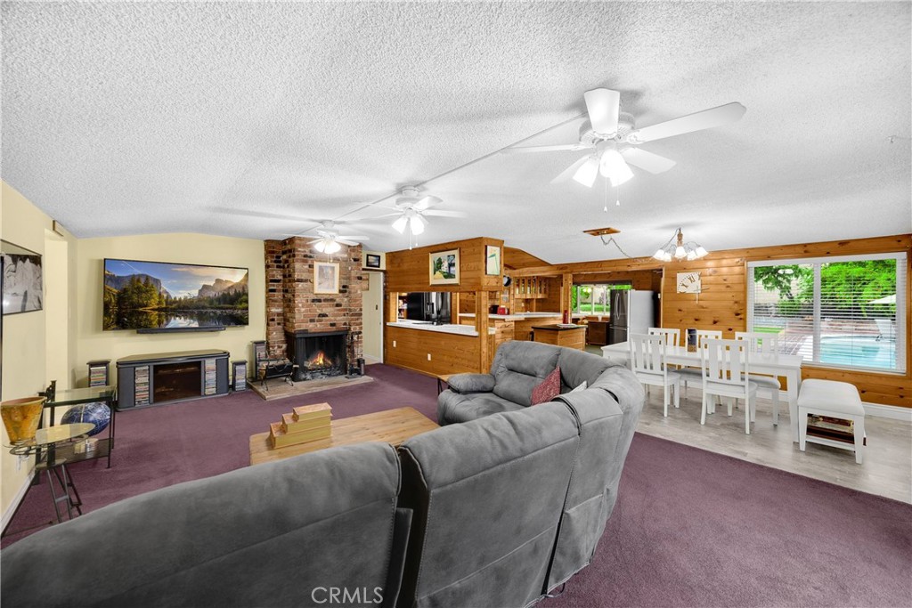 1005 E Woodland Lane